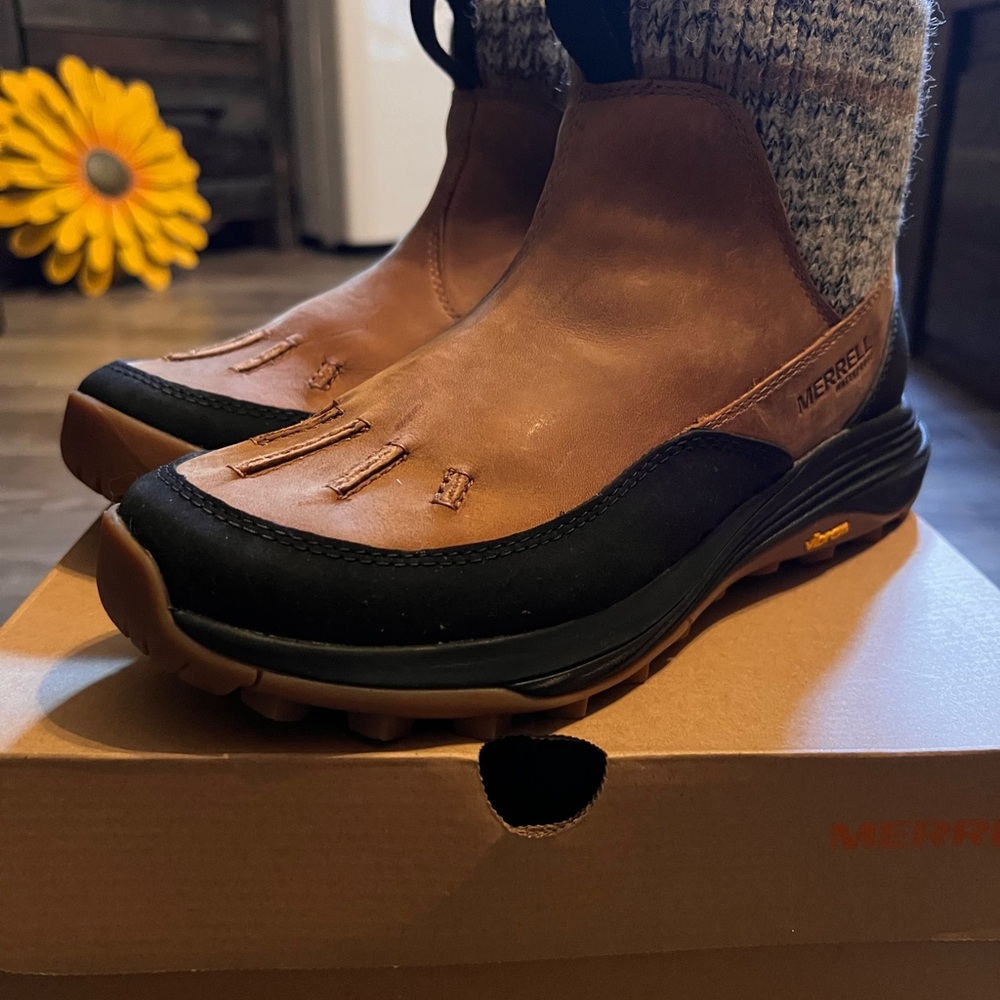 Ladies Merrell Siren Thermal 4 Chelsea  Tan and Black Waterproof Ankle Boot.